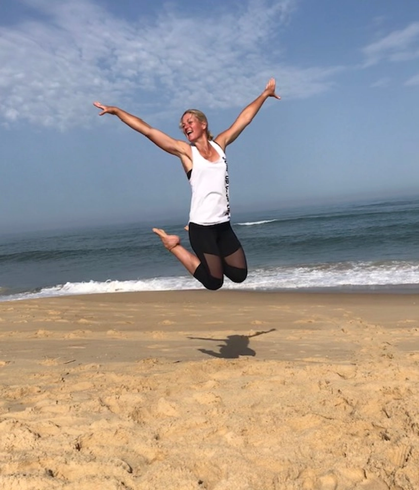 Körper akademie, Eine Frau springt am Strand